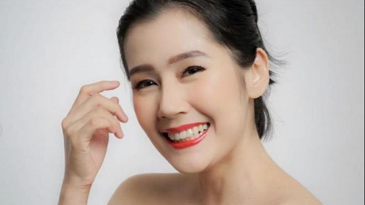 Ardina Rasti, artis yang memikat banyak hati, merupakan keturunan keraton Mangkunegaran Surakarta melalui garis keturunan ayahnya.