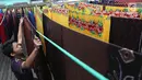 Pekerja menjemur kain sasirangan di kawasan Banjarmasin, Kalimantan Selatan, Senin (26/3). Proses pewarnaan kain ini dengan menggunakan bahan perintang seperti tali, benang atau sejenisnya menurut corak-corak tertentu. (Liputan6.com/Immanuel Antonius)