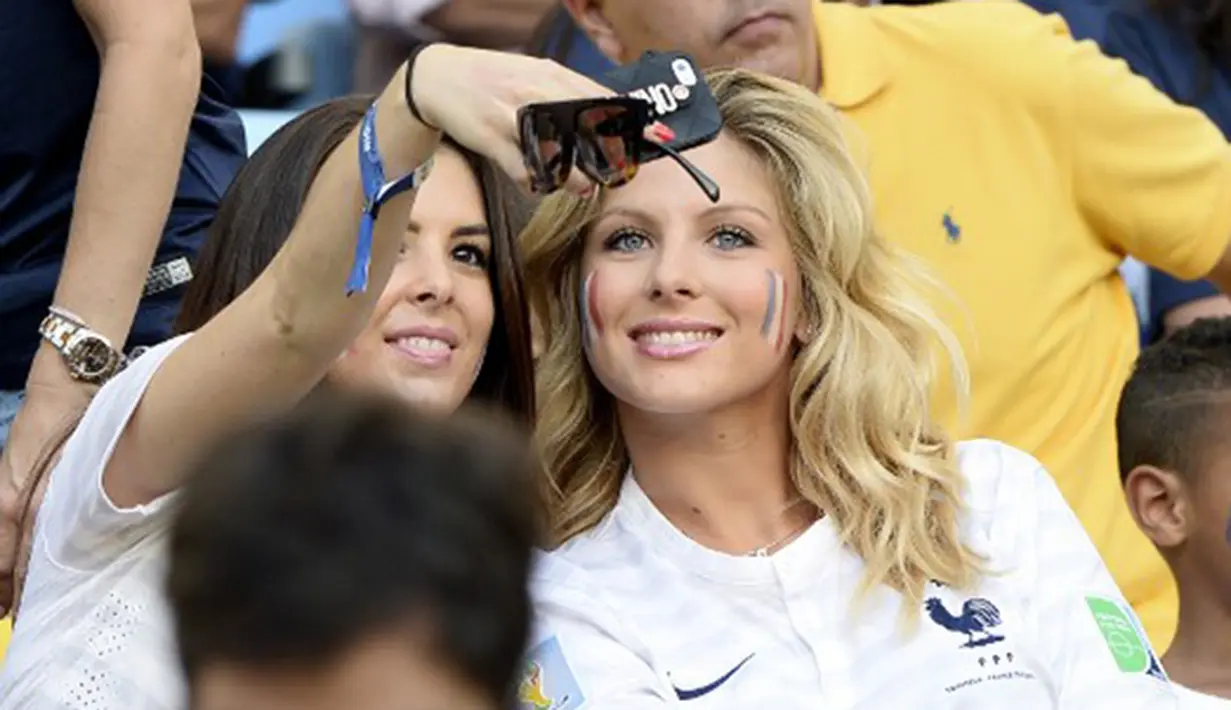 Camille Tytgat (kanan) pasangan Raphael Varane. (AFP Photo/Franck Fife)