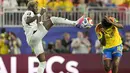 Pemain Ghana Kwasi Sibo berebut bola dengan pemain Kolombia Jefferson Lerma selama pertandingan sepak bola babak 32 besar Piala Dunia 2026 antara Kolombia dan Ghana di Stadion Kansas City, Kansas City, Jumat (03/07/2026). (AFP/ Juan Mabromata)
