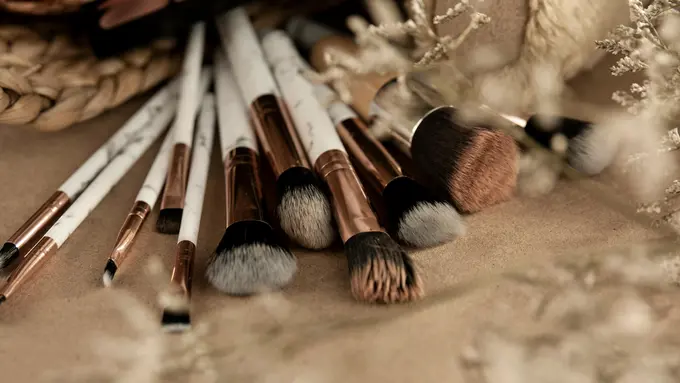 Mau Tampil Hangat dan Natural? Coba Tampilan Makeup Soft Bronze Ini