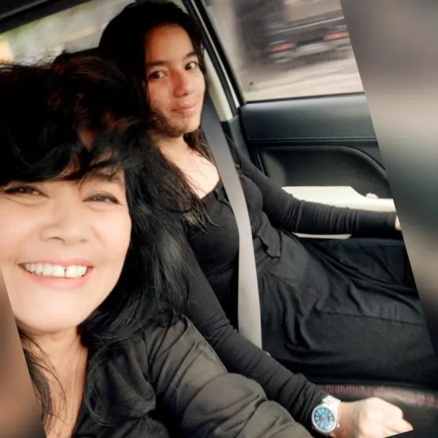 6 Potret Kebersamaan Sheila Marcia dan Sang Ibunda, Selalu Kompak