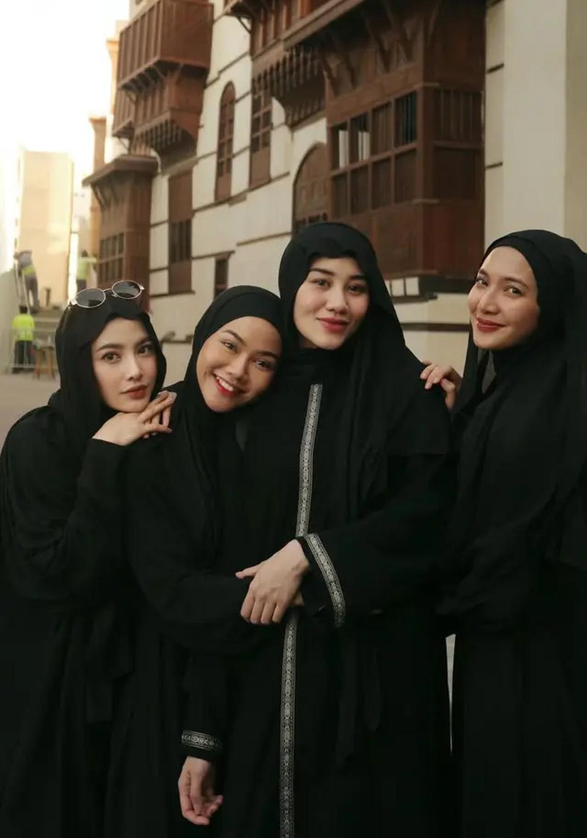 Dian Sastrowardoyo Unggah Foto Umrah Pakai Hijab Putih, Disebut Bidadari Surga