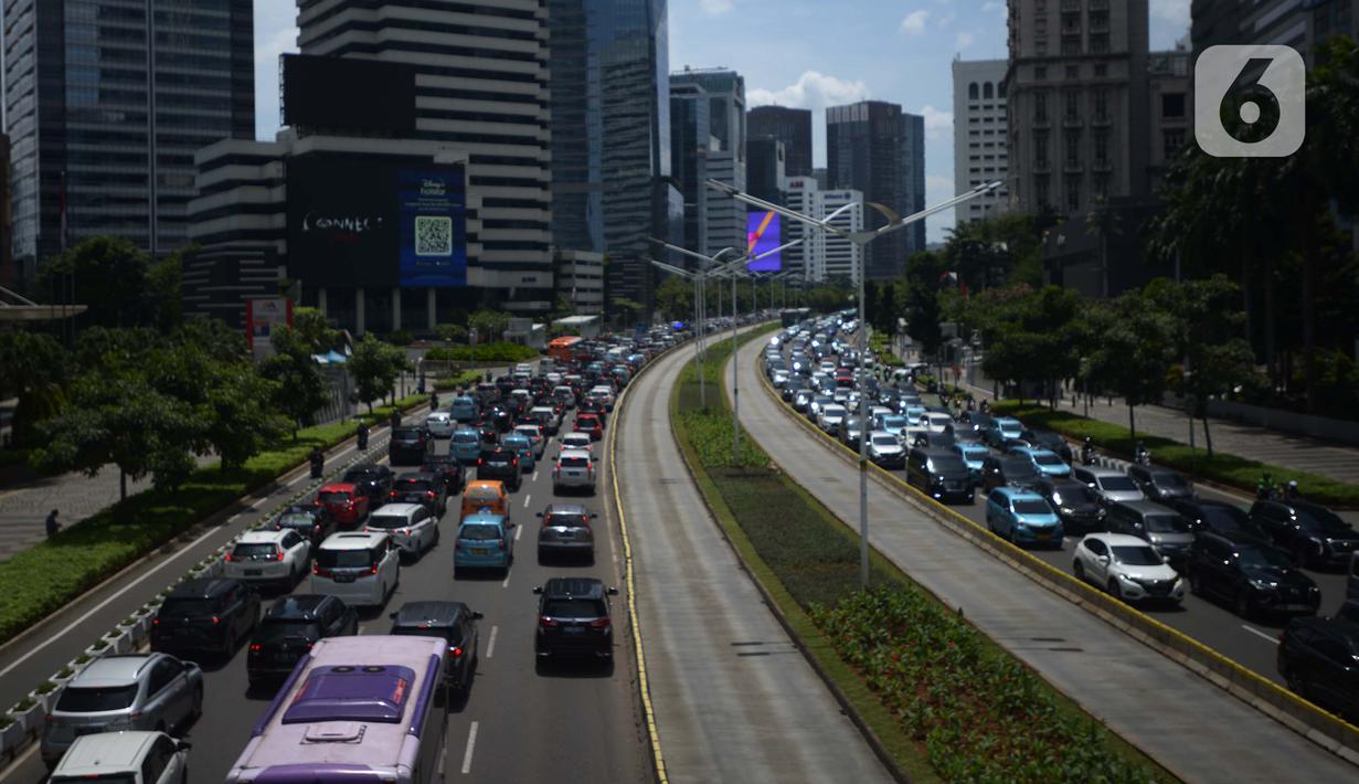Kepadatan arus lalu lintas di Jalan Sudirman-Thamrin pada jam makan siang, Jakarta, Kamis (15/12/2022). Pemerintah berencana untuk mengucurkan insentif kendaraan listrik di Indonesia, insentif mobil listrik sebesar Rp 80 juta dan motor listrik Rp 8 juta. (merdeka.com/Imam Buhori)