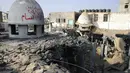 Salah satu masjid yang rusak parah akibat serangan militer Israel di Rafah, Jalur Gaza, Palestina. (REUTERS/Ibraheem Abu Mustafa)