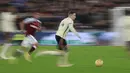 Gelandang Liverpool, Jordan Henderson membawa bola saat bertanding melawan West Ham United  pada pertandingan lanjutan Liga Inggris di stadion London (8/11/2021). Kemenangan atas Liverpool membuat West Ham berhasil masuk ke tiga besar klasemen sementara Liga Inggris. (AP Photo/Ian Walton)