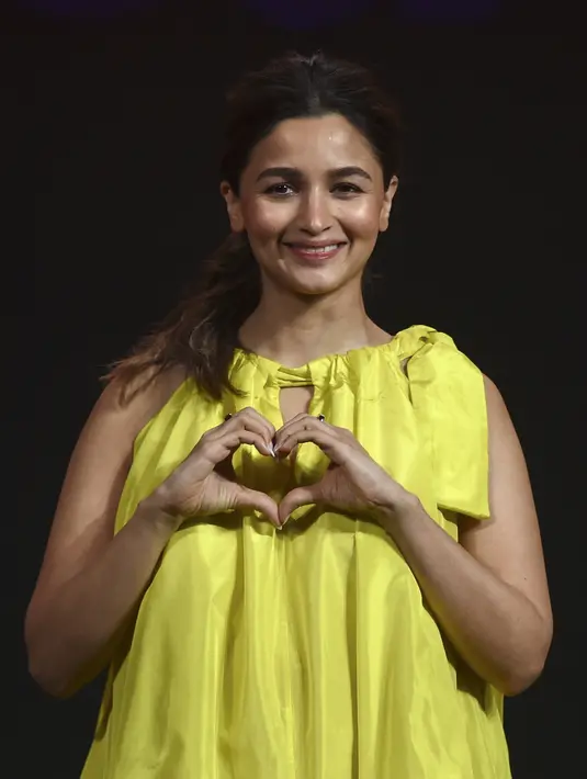 Pesona Aktris Bollywood Alia Bhatt di Peluncuran Film Darlings - Foto