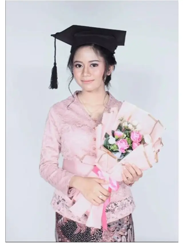 6 Momen Sus Rini Hadiri Wisuda Sekolah Anaknya, Paras Sang Putri Curi Perhatian