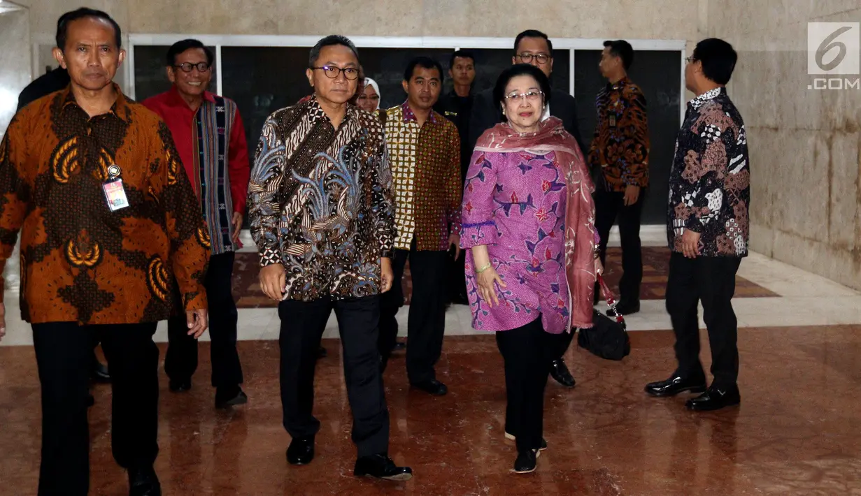 Ketua Dewan Pengarah Badan Pembinaan Ideologi Pancasila (BPIP) Megawati Soekarnoputri didampingi Ketua MPR Zulkifli Hasan usai menggelar acara Silaturahmi UKP PIP/BPIP dengan MPR RI di Senayan, Jakarta, Rabu (14/3). (Liputan6.com/JohanTallo)