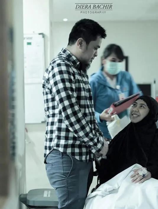 "setiap kehamilan memiliki ceritanya sendiri-sendiri. kehamilan ini berbeda dari sebelumnya.. seingat saya, saya hanya muntah 2-3 kali saja pada kehamilan ini." tulisnya. (Instagram/dierabachir)