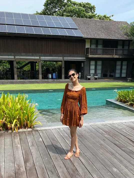 Bonus inspirasi resort wear yang pernah dipakai Mikha sebelum bulan madu. Tak hanya outfit berpotongan midi dan maxi. Mikha juga pernah memakai dress mini dengan detail kerut yang manis. [@miktambayong]
