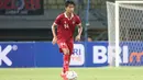 Bek Timnas Indonesia U-17, Sulthan Zaky, terlihat fokus dalam mengontrol bola saat pertandingan uji coba melawan Timnas Korea Selatan U-17 yang berlangsung di Stadion Patriot Candrabhaga, Bekasi, Rabu (30/8/2023). (Bola.com/Abdul Aziz)