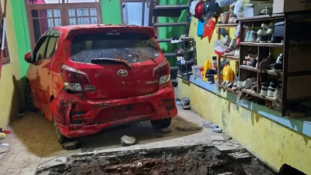 Saat Mobil Terperosok ke Septic Tank yang Menyatu dengan Garasi di Depok