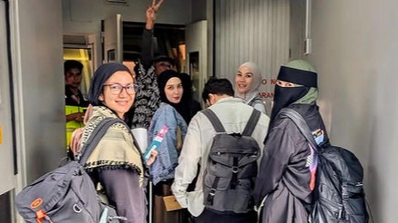 Potret Zaskia Adya Mecca Bareng Sederet Artis Indonesia Lakukan Aksi Solidaritas Jalan Kaki 50 KM Demi Gaza