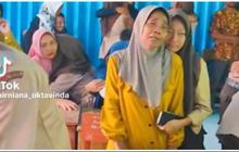 Putar Video saat Pembagian Rapor, Aksi Wali Kelas Ini Bikin Para Orang Tua Murid Banjir Air Mata