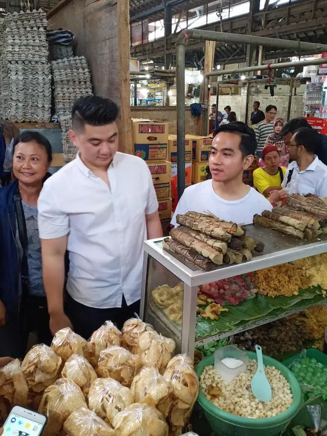 Potret Chef Arnold dan Gibran Rakabuming Blusukan Ke Pasar (sumber: instagram/arnoldpo)