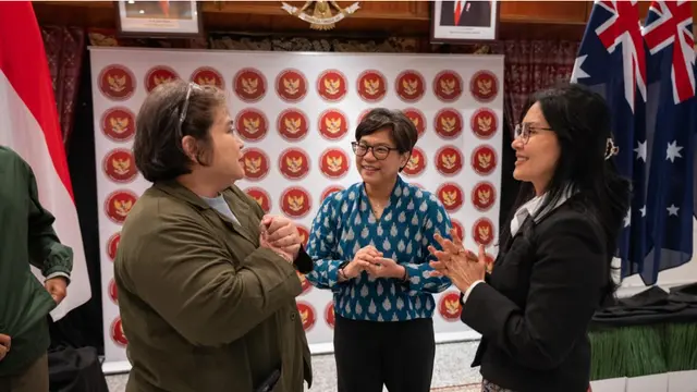Pertemuan Konjen RI dengan Sutradara dan Produser Film Eksil, Lola Amaria dan Sari Mochtandan Produser Film Orpa, Giovanni Rahmadeva dan Jody Novansyah di KJRI Perth (1/10) (Dok. KJRI Perth).
