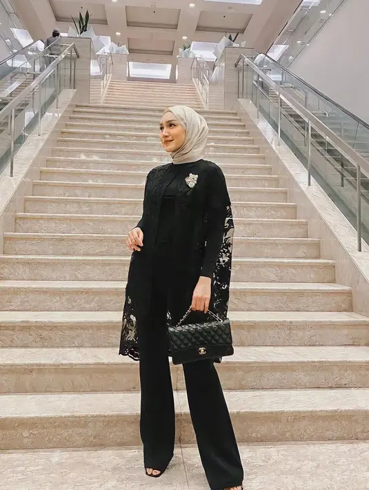 Perpaduan cape renda dan celana kulot warna hitam seperti yang dikenakan artis Melody Prima ini. Tambahkan aksesoris berupa bros untuk tampilan yang elegan nan glamor (Instagram/melodyprima).