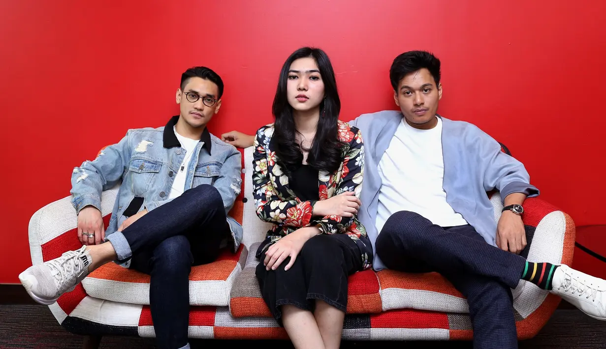 "Awal mulanya lumayan seru karena saat Afgan dan Rendy sedang workshop lagu, mereka stuck, nggak bisa mikir. Akhirnya yang mereka lakukan adalah menelpon aku," kata Isyana saat berbincang dengan Bintang.com Senin (19/2/2018). (Daniel Kampua/Bintang.com)