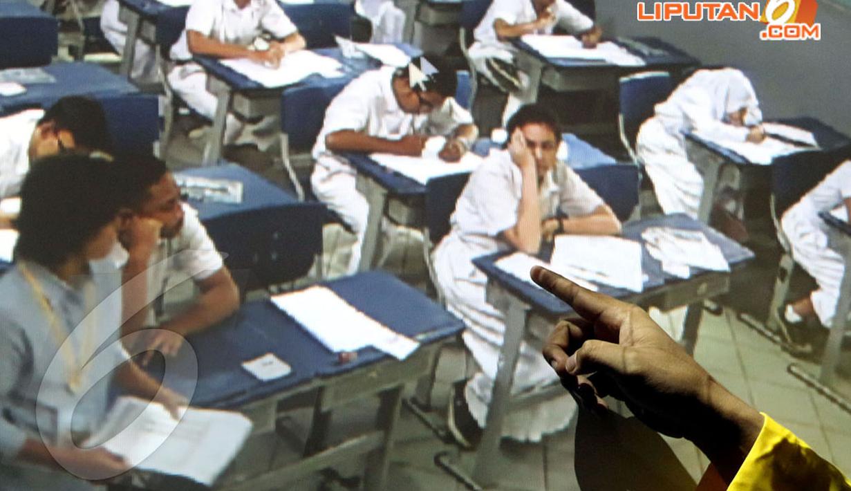 Para siswa di SMA Negeri Budi Utomo Jakarta Pusat Senin (15/4/14) tetap bersikap tenang dan disiplin ketika mengikuti UN, Selasa (15/4/14) (Liputan6.com/Faisal R Syam).