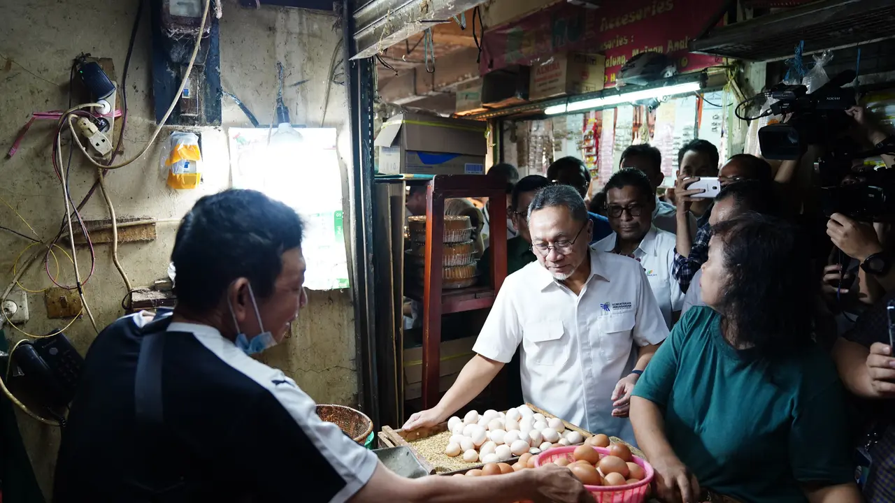 Menteri Perdagangan Zulkifli Hasan menegaskan, menjelang Lebaran harga barang kebutuhan pokok (bapok) di pasar rakyat terpantau stabil dan pasokan cukup.