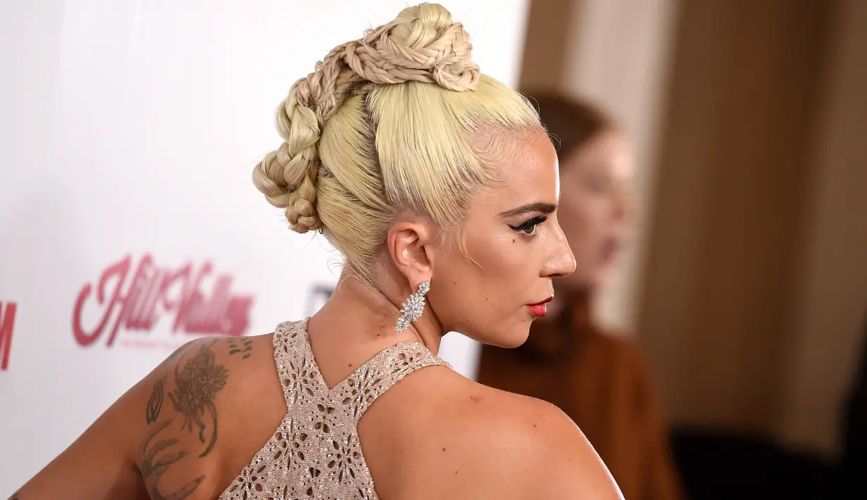 Lady Gaga berpose saat tiba menghadiri acara American Cinematheque Award ke-32 untuk menghormati Bradley Cooper di Beverly Hills, California, AS (29/11). Lady Gaga tampil seksi mengenakan gaun transparan berwarna krem. (AP Photo/Jordan Strauss)