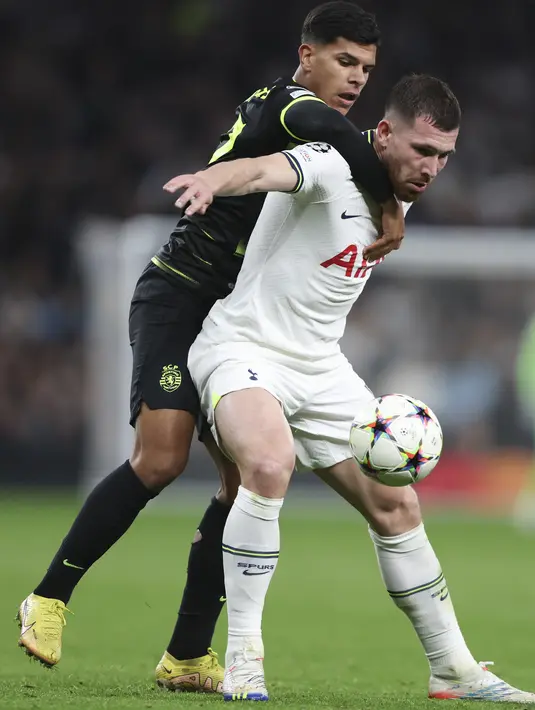 Gelandang Tottenham Hotspur Pierre-Emile Hojbjerg berebut bola dengan gelandang Sporting CP Mateus Fernandes pada matchday kelima Grup D Liga Champions di Tottenham Hotspur Stadium, Kamis (27/10/2022) dini hari WIB. Laga ini pun diwarnai kartu merah yang diterima Conte. (AP Photo/Ian Walton)