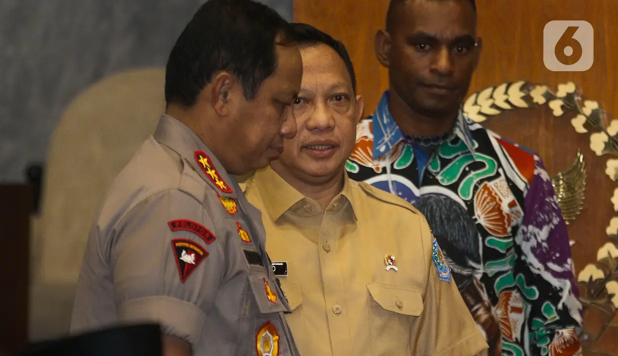 Menteri Dalam Negeri Tito Karnavian sebelum mengikuti rapat gabungan lintas kementerian dan lembaga di kompleks Parlemen, Senayan, Jakarta, Rabu (4/2/2020). Rapat membahas persiapan pelaksanaan Pekan Olahraga Nasional (PON) XX tahun 2020 di Papua. (Liputan6.com/Johan Tallo)