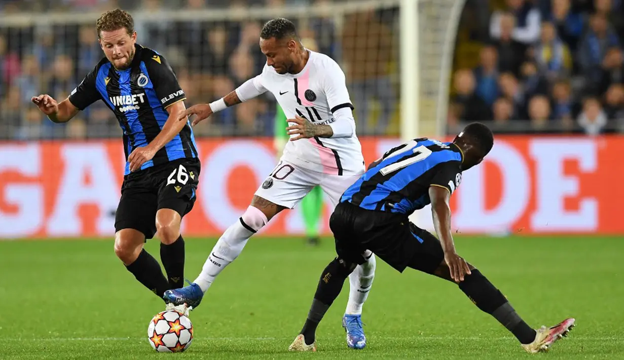 Pemain Paris Saint-Germain Neymar (tengah) berebut bola dengan pemain Club Brugge Mats Rits (kiri) pada pertandingan Grup A Liga Champions di Stadion Jan Breydel, Bruges, Belgia, Rabu (15/9/2021). Pertandingan berakhir imbang 1-1. (JOHN THYS/AFP)