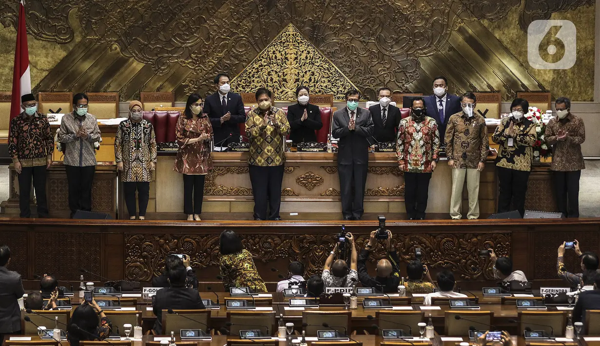 Sejumlah menteri kabinet Indonesia Maju foto bersama Pimpinan DPR usai pengesahan UU Cipta Kerja pada Rapat Paripurna di Kompleks Parlemen, Jakarta (5/10/2020). Rapat tersebut membahas berbagai agenda, salah satunya mengesahkan RUU Omnibus Law Cipta Kerja menjadi UU. (Liputan6.com/JohanTallo)
