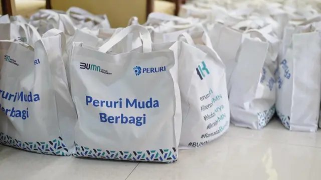 Para generasi muda atau millennial Perum Percetakan Uang Republik Indonesia (Peruri) melakukan bagi-bagi sembako kepada masyarakat
