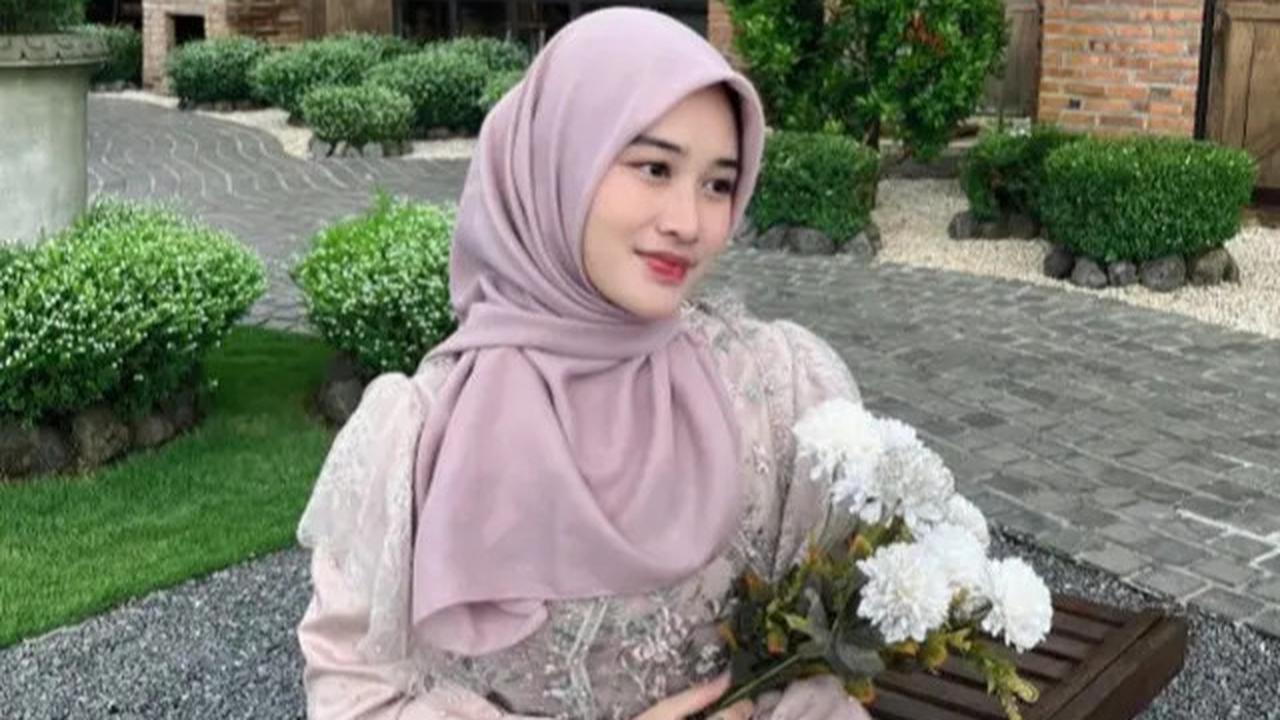 Inspirasi Model Hijab Khansa Mariska yang Modis dan Tetap Santun