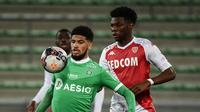 Gelandang Saint-Etienne, Mahdi Camara (kiri) menguasai bola dibayangi gelandang AS Monaco, Aurelien Tchouameni dalam laga lanjutan Liga Prancis 2020/2021 pekan ke-30 di Geoffroy Guichard Stadium, Jumat (19/3/2021). Saint-Etienne kalah 0-4 dari Monaco. (AFP/Jeff Pachoud)