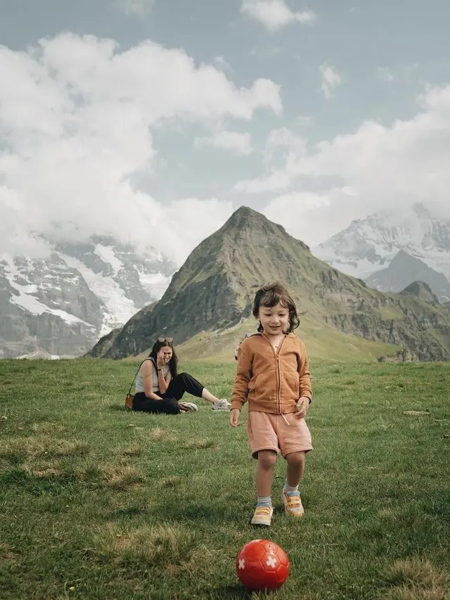 Potret Sabai Morscheck Liburan di Swiss Bareng Anak