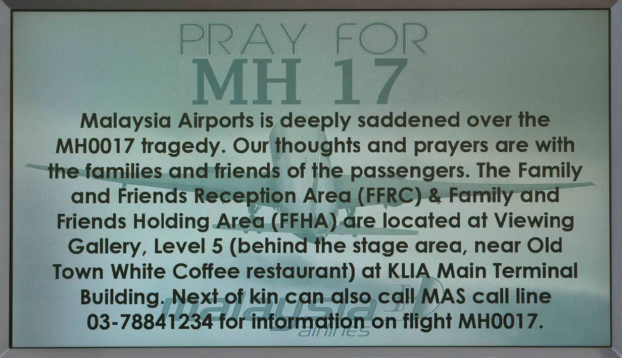 Pesan "Doa untuk MH17" ditampilkan disebuah papan informasi di Bandara Internasional Kuala Lumpur. (REUTERS/Edgar Su)