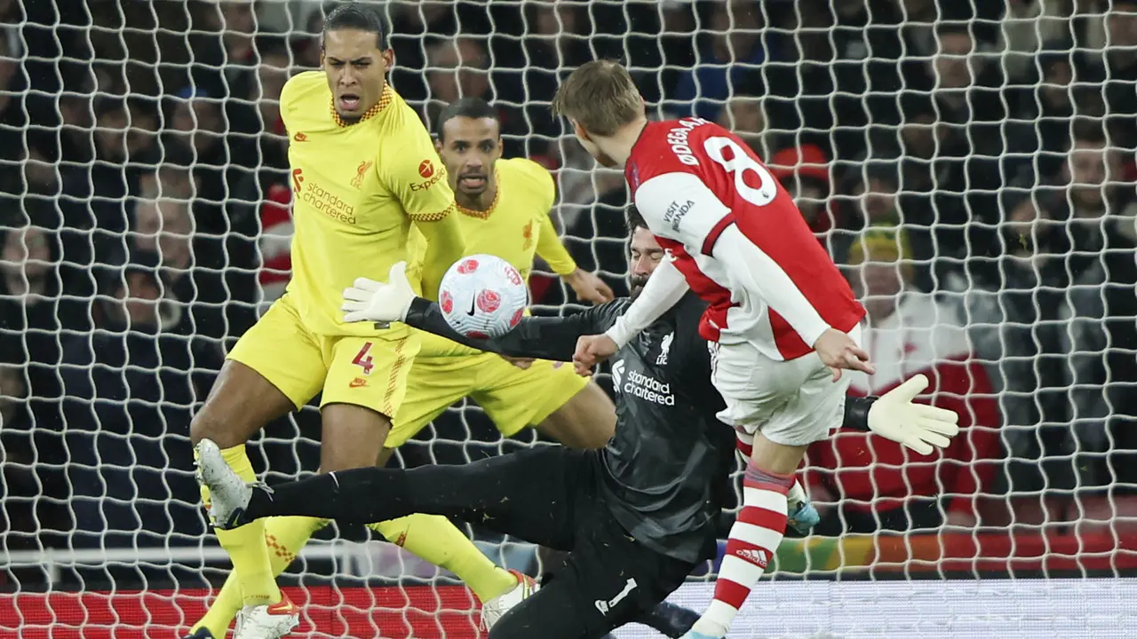 Foto: Bungkam Arsenal, Liverpool Tempel Ketat Manchester City di Puncak Klasemen Liga Inggris