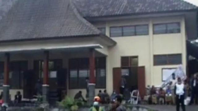 Merapi Muntahkan Hujan Pasir Saat Sahur, Warga Sleman Panik