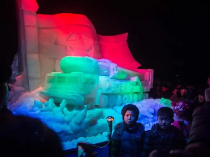 Rudal es Korea Utara yang dipamerkan dalam Ice Sculpture Festival. (The Independent)