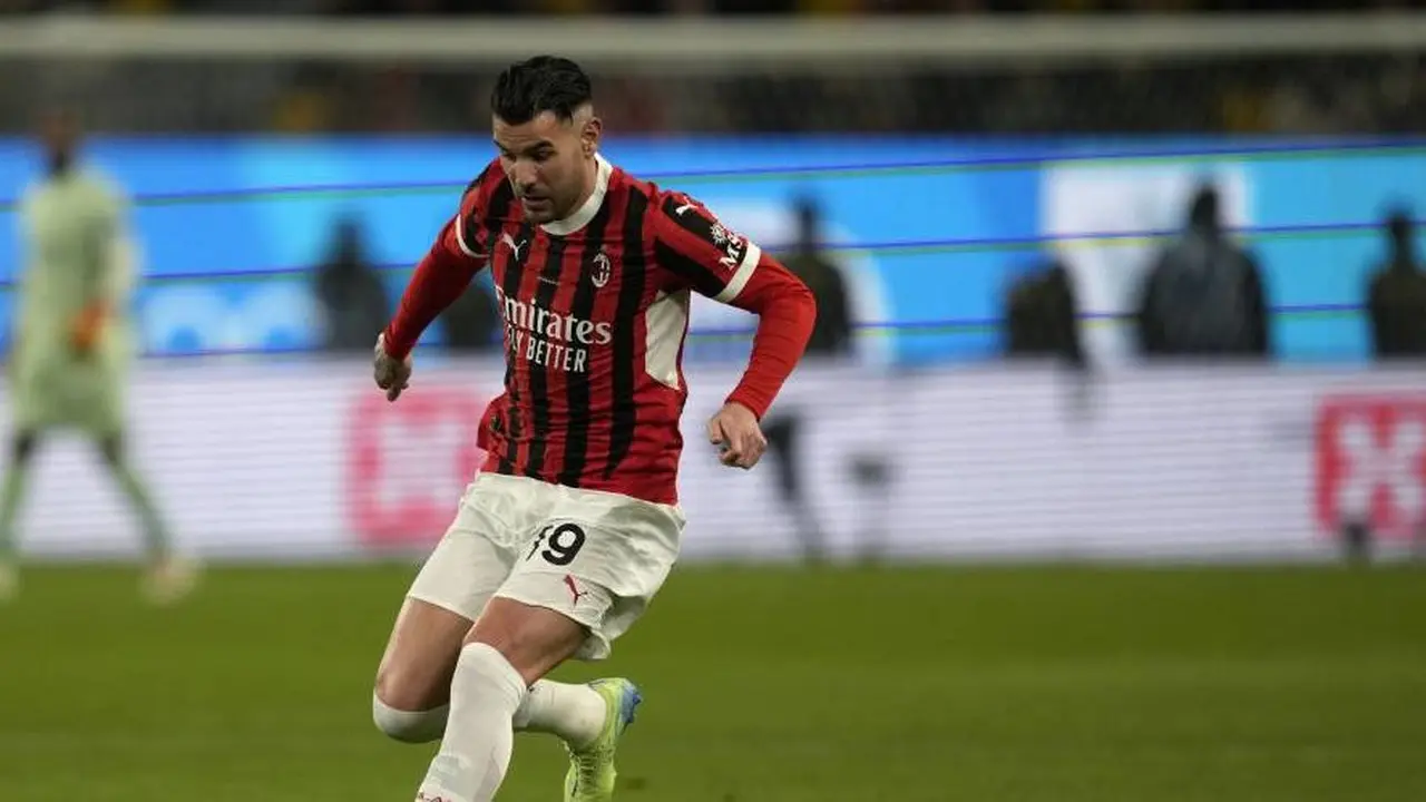 Pemain AC Milan Theo Hernandez mengontrol bola dalam laga final Piala Super Italia melawan Inter Milan di Stadion Al Awwal Park, Selasa (7/1/2025) dini hari WIB. (c) AP Photo/Altaf Qadri
