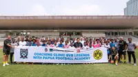 Ketua Umum PSSI, Erick Thohir, tiga Legenda Borussia Dortmund, dan siswa Papua Football Academy berfoto bersama setelah coaching clinic di Stadion Madya, Senayan, Jakarta, Jumat (08/09/2023). (Bola.com/Bagaskara Lazuardi)
