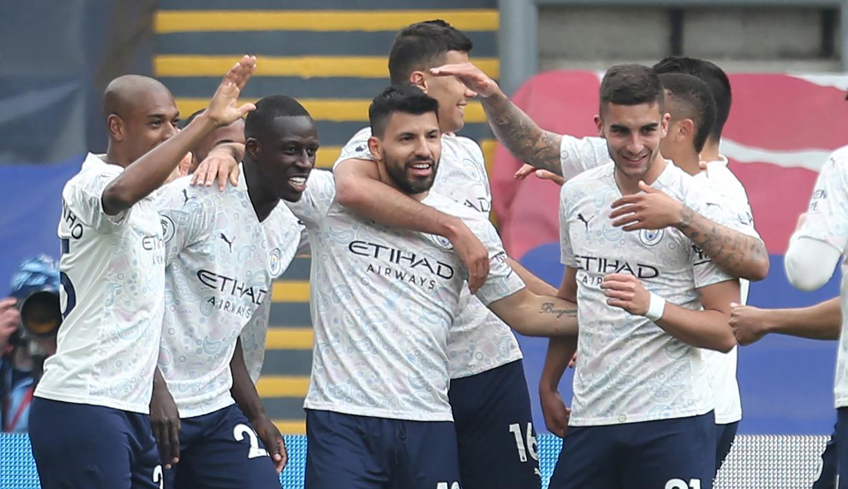 Para pemain Manchester City merayakan gol pertama ke gawang Crystal Palace yang dicetak striker Sergio Aguero (tengah) dalam laga lanjutan Liga Inggris 2020/2021 pekan ke-34 di Selhurst Park, London, Sabtu (1/5/2021). Manchester City menang 2-0 atas Crystal Palace. (AFP/Steve Paston/Pool)
