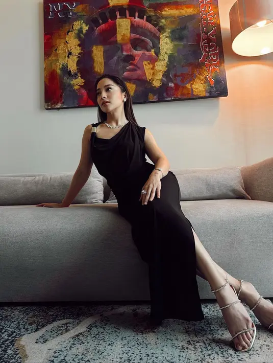 Bodycon dress hitam dengan detail high slit yang minimalis namun elegan. Padukan dengan stiletto heels. [@nikitawillyofficial94]