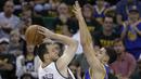 Pemain Utah Jazz, Joe Ingles (kiri) mencoba memasukan bola kedalam keranjang saat diadang pemain Golden State Warriors, Klay Thompsonpada gim keempat playoff NBA di Salt Lake City, Senin (8/5/2017). Warriors menang 121-95.  (AP/Rick Bowmer)