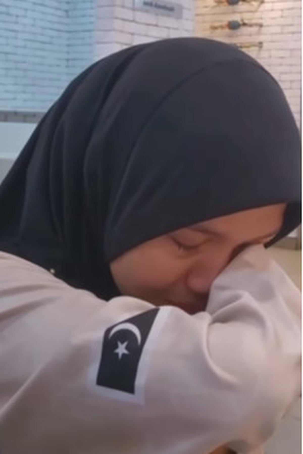 Cewek ini Tiba-Tiba Datangi Meja Pria Tunanetra,