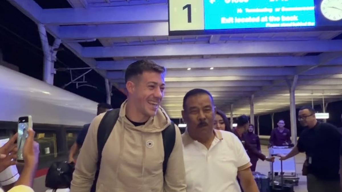 Mariano Peralta Akhirnya Tiba di Bandung: Naik Whoosh, Dijemput Bos Persib