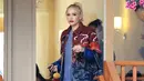 Ditambah Gwen memakai jaket saat udara di Los Angeles benar-benar panas saat ini. (instagram/gwenstefanipr)