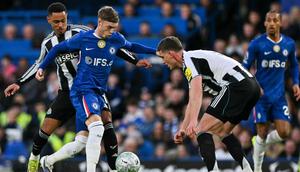 Gelandang Chelsea, Cole Palmer, berusaha melewati pertahanan Newcastle United dalam lanjutan Premier League 2025/2026 di Stamford Bridge, Minggu (15/3/2026) dini hari WIB. (Glyn KIRK / AFP)