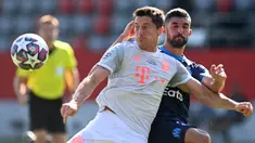 Penyerang Bayern Munchen, Robert Lewandowski, berebut bola dengan bek Marseille, Alvaro Gonzalez, pada laga persahabatan di Allianz Arena, Sabtu (1/8/2020) dini hari WIB. Bayern Munchen menang 1-0 atas Marseille. (AFP/Christof Stache/various sources)