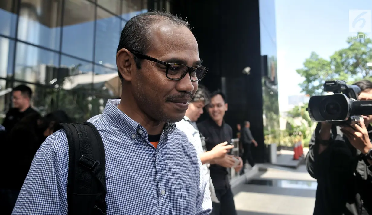 Bupati Temanggung, Muhammad Al Khadziq meninggalkan Gedung KPK seusai menjalani pemeriksaan di Jakarta, Kamis (2/5/2019). Suami Wakil Ketua Komisi VII DPR Eni Maulani Saragih itu diperiksa sebagai saksi untuk tersangka Direktur Utama nonaktif PT PLN, Sofyan Basir. (merdeka.com/Iqbal S Nugroho)