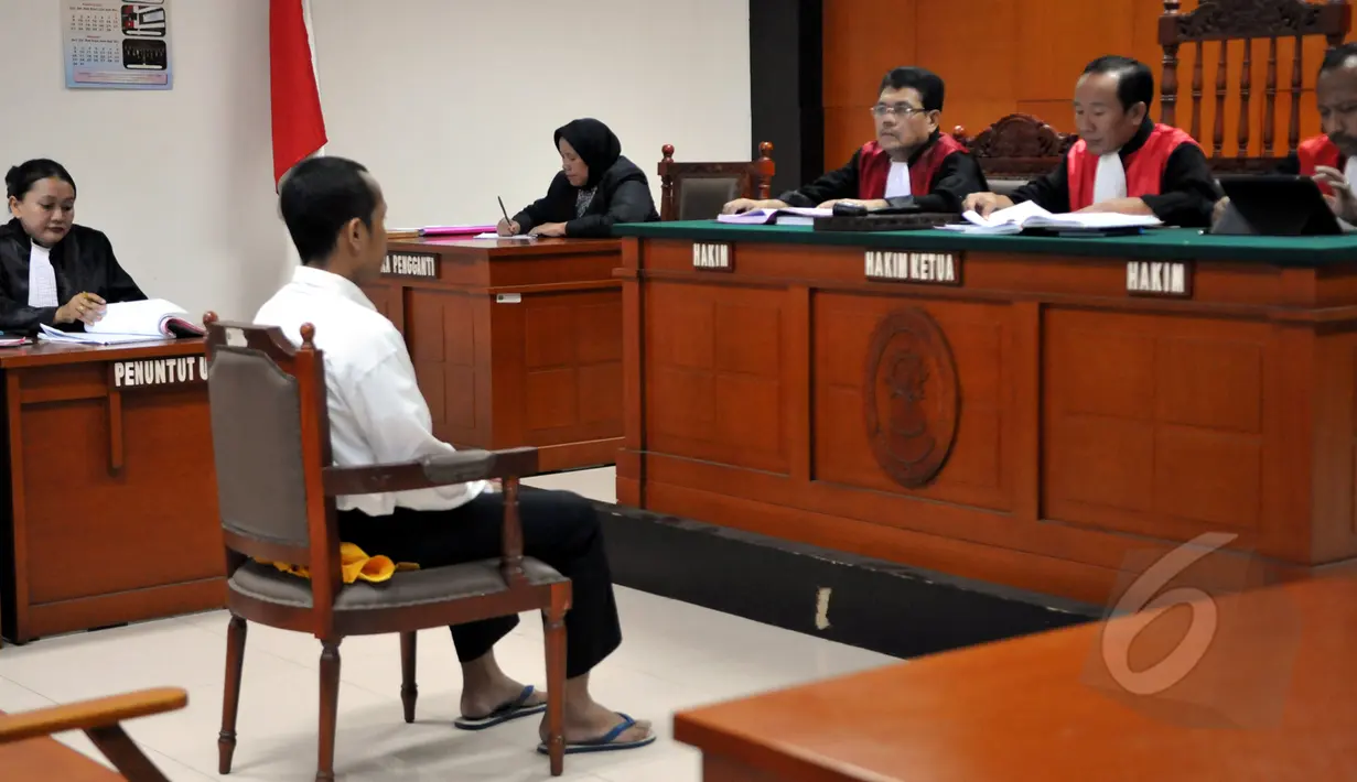 Tersangka tabrak lari, Charles Hamonangan menjalani sidang lanjutan di Pengadilan Negeri Jakarta Selatan, Selasa (24/3/2015). Kevin Julio tak hadir dalam persidangan tersebut.(Liputan6.com/Panji Diksana)
